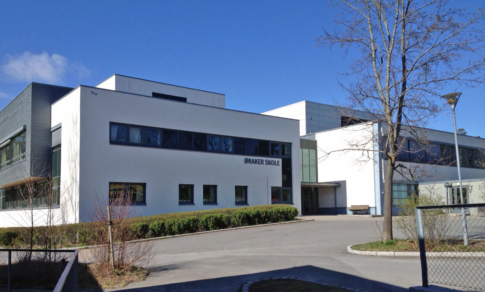 Foto: Øraker skole Bilde av skolens front